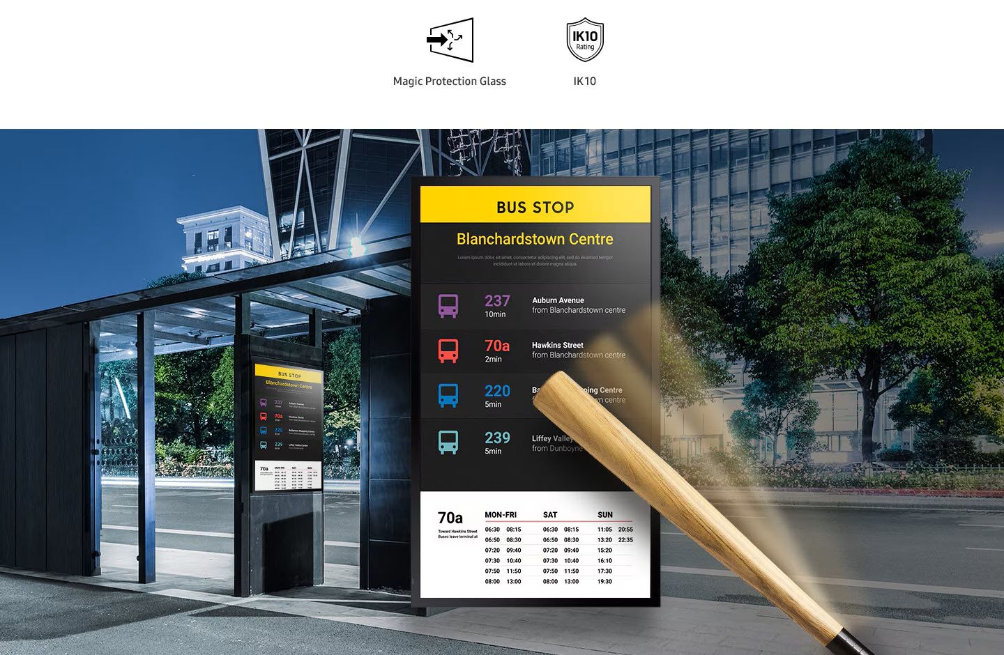 Het Samsung OH46B-S 46" outdoor Full HD High Brightness Display in een bushokje om de reisinformatie te tonen