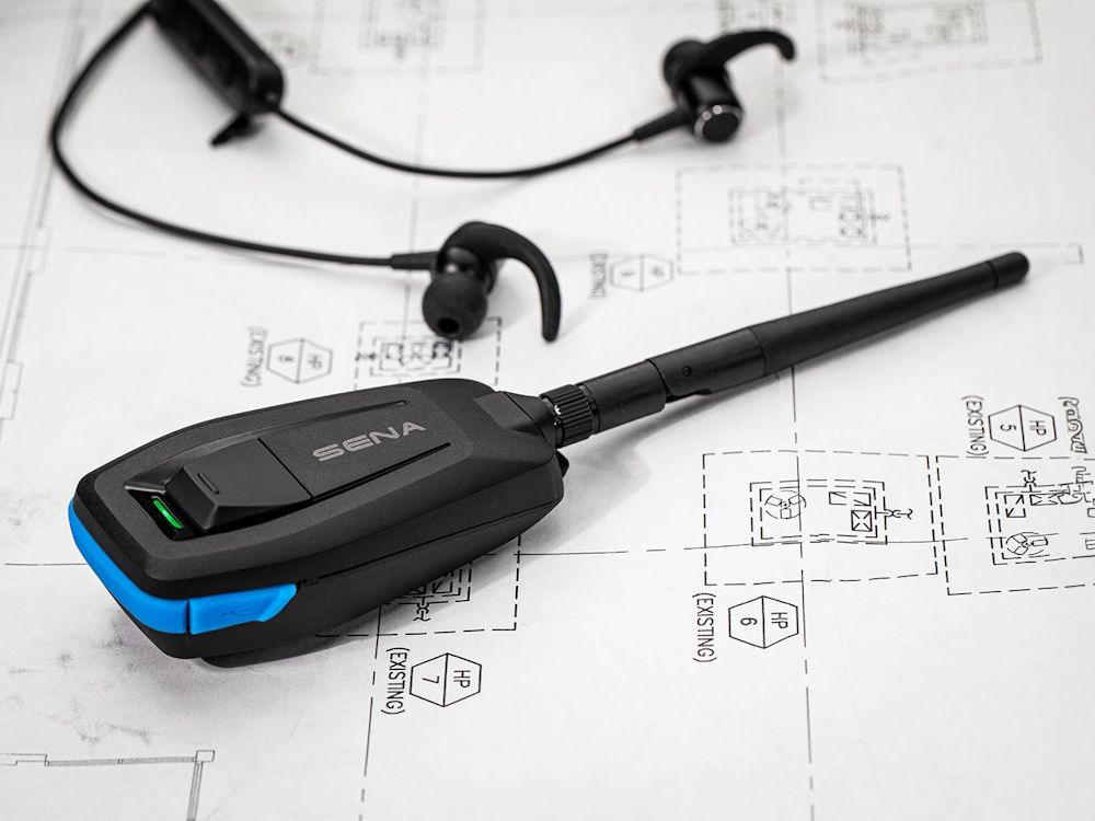 De Sena MeshPort Blue Bluetooth headset naar Mesh Intercom adapter op een technische tekening naast Bluetooth oordopjes