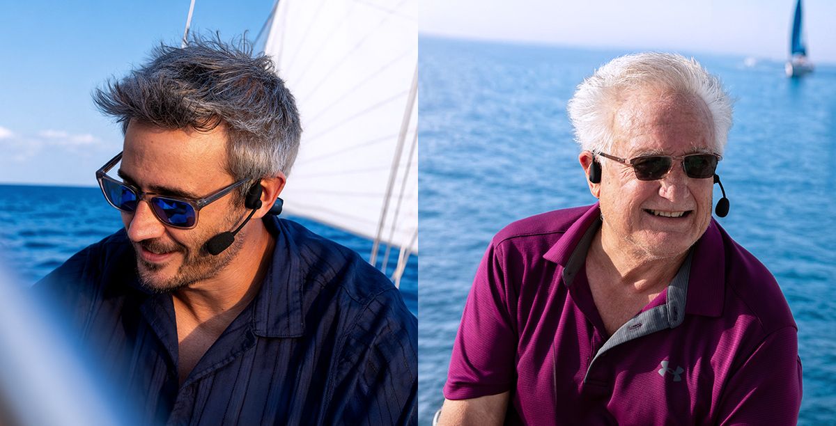 Twee personen op een boot dragen de Sena Nautitalk Open Bone Conduction Marine Headset