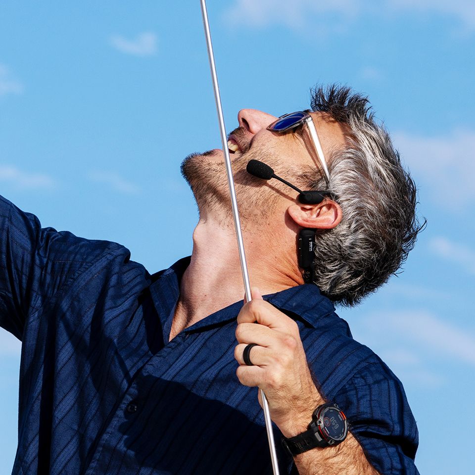 Sena Nautitalk Open Bone Conduction Marine Headset die gedragen wordt door een man op een boot