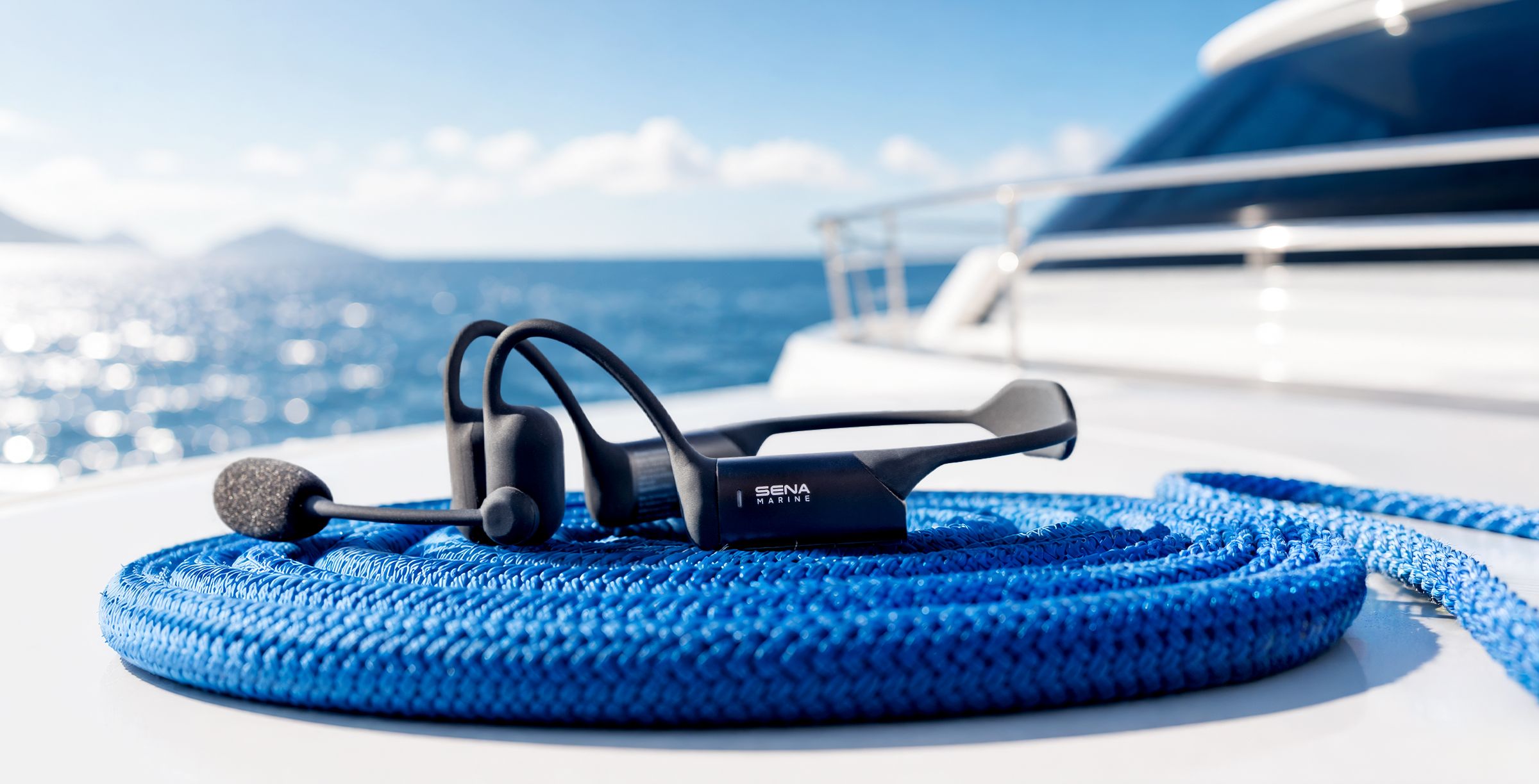 De Sena Nautitalk Open Bone Conduction Marine Headset op de voorkant van een boot