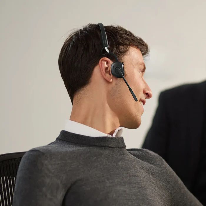 De Shokz OpenMeet UC bone conduction en air conduction open-ear headset laat het oor vrij en onlast het trommelvlies