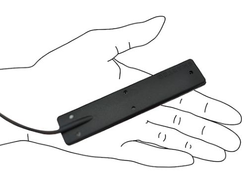 De compacte Smarteq SmartBlade LTE antenne liggend in een hand om het formaat aan te duiden