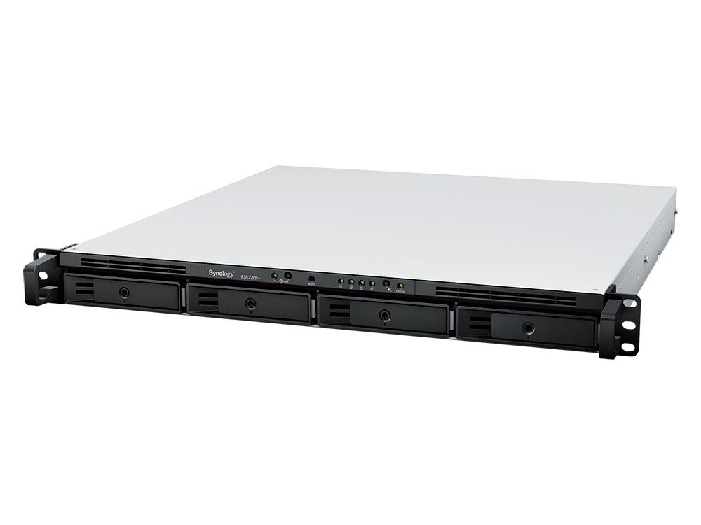 Schuin rechts de Synology RackStation RS822RP+ 4-bay NAS voor gegevensbeheer met redundante voeding
