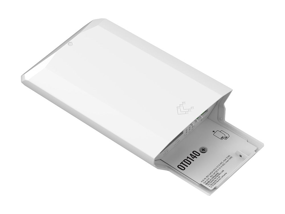Liggende Teltonika OTD140 outdoor 4G LTE router met aansluitingen