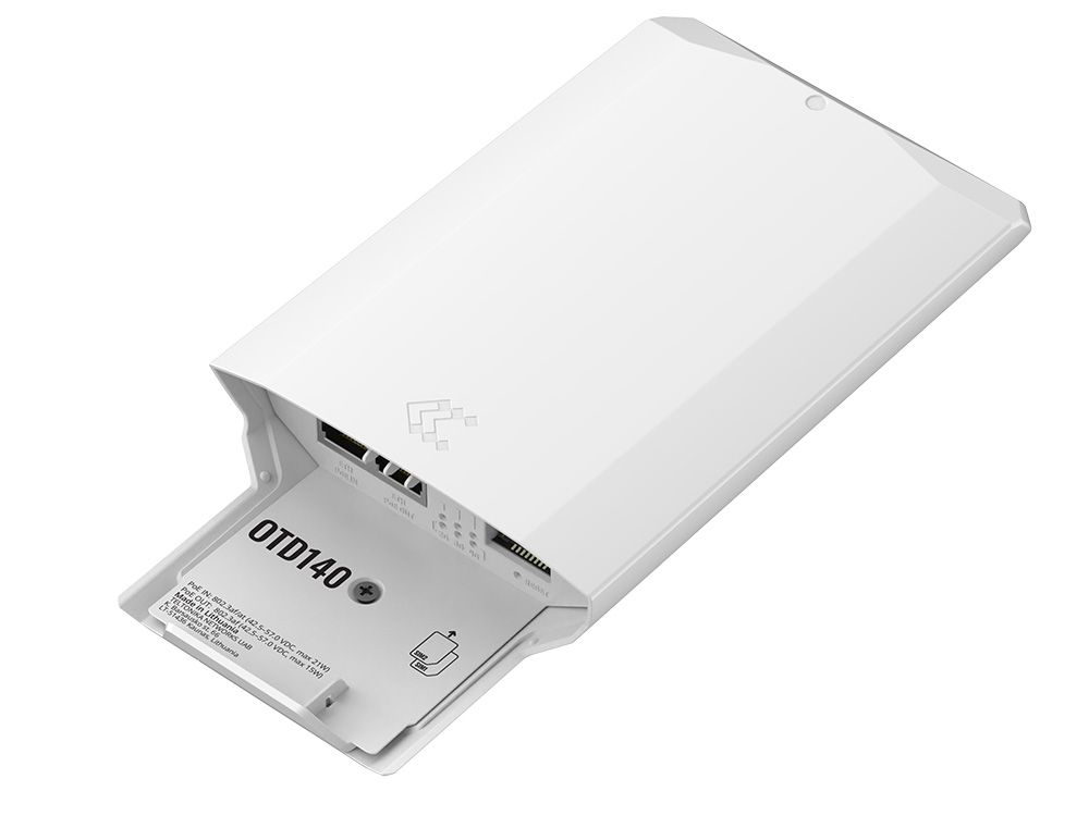 Liggende Teltonika OTD140 outdoor 4G LTE router open gemaakt met de aansluitingen zichtbaar