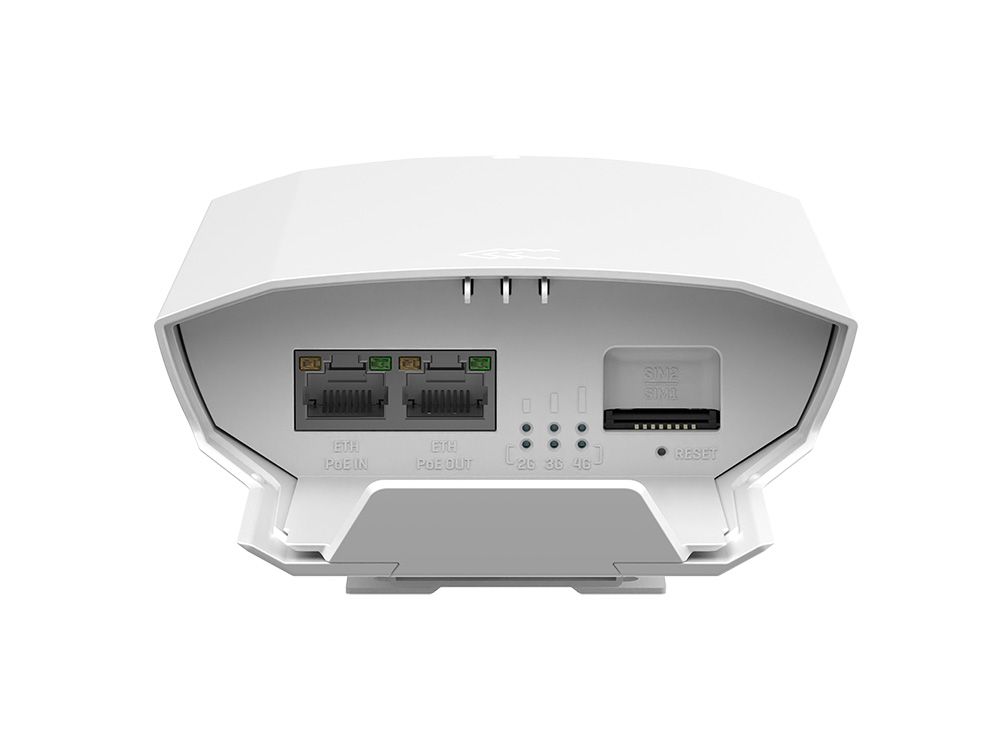 Onderkant van de Teltonika OTD140 outdoor 4G LTE router met ethernetpoorten en simkaartslot