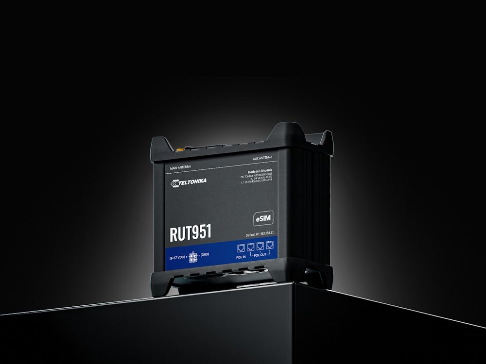 Sfeerfoto van de Teltonika RUT951 PoE+ industriële 4G LTE router rechtopstaand