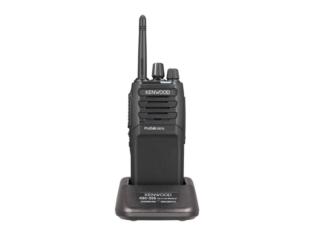 De Kenwood ProTalk TK-3701D digitale portofoon met KSC-35S lader