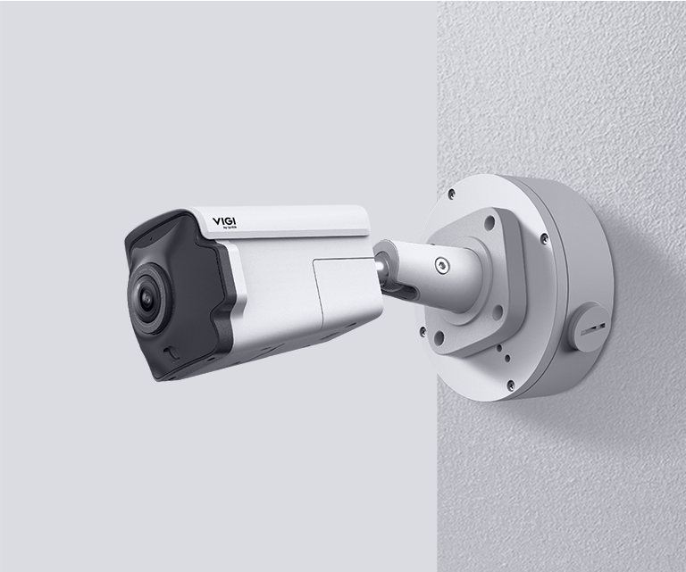 Een VIGI bullet camera aan de muur gemonteerd met de TP-Link VIGI VJB-305 Camera Junction Box