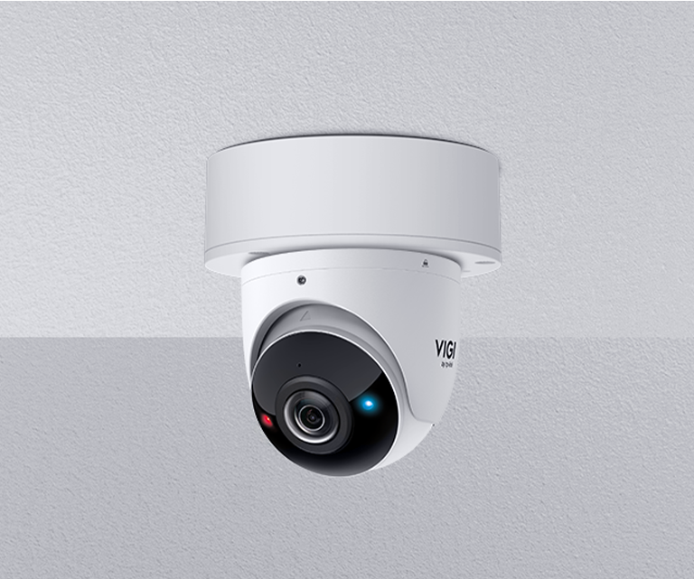 Een VIGI turret camera aan het plafond gemonteerd met de TP-Link VIGI VJB-305 Camera Junction Box