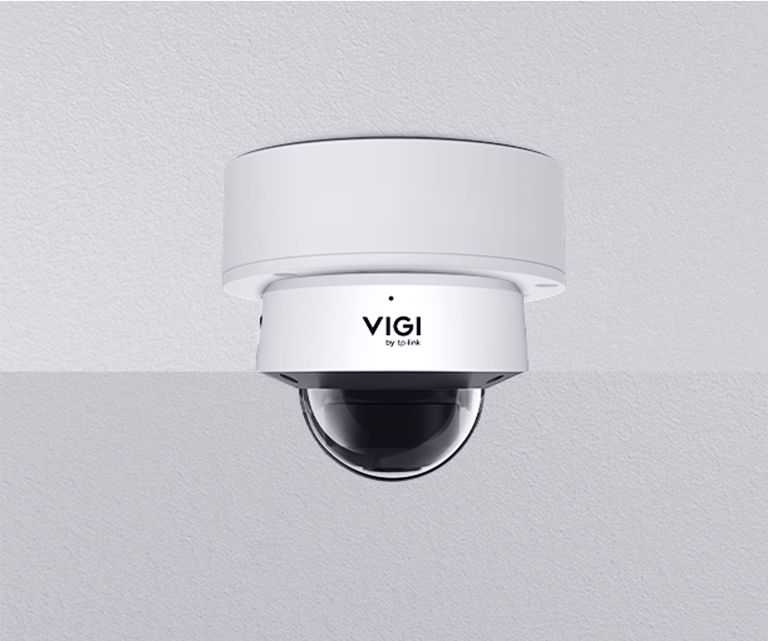 Een VIGI dome camera aan het plafond gemonteerd met de TP-Link VIGI VJB-305 Camera Junction Box