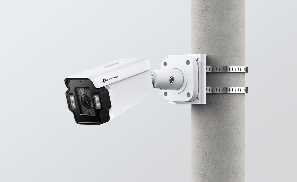 Een VIGI bullet camera aan een mast gemonteerd met de TP-Link VIGI VMB-350 Camera Paalmontage Beugel