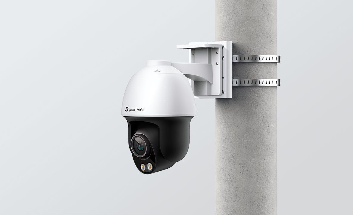 Een VIGI PT camera aan een mast gemonteerd met de TP-Link VIGI VMB-350 Camera Paalmontage Beugel
