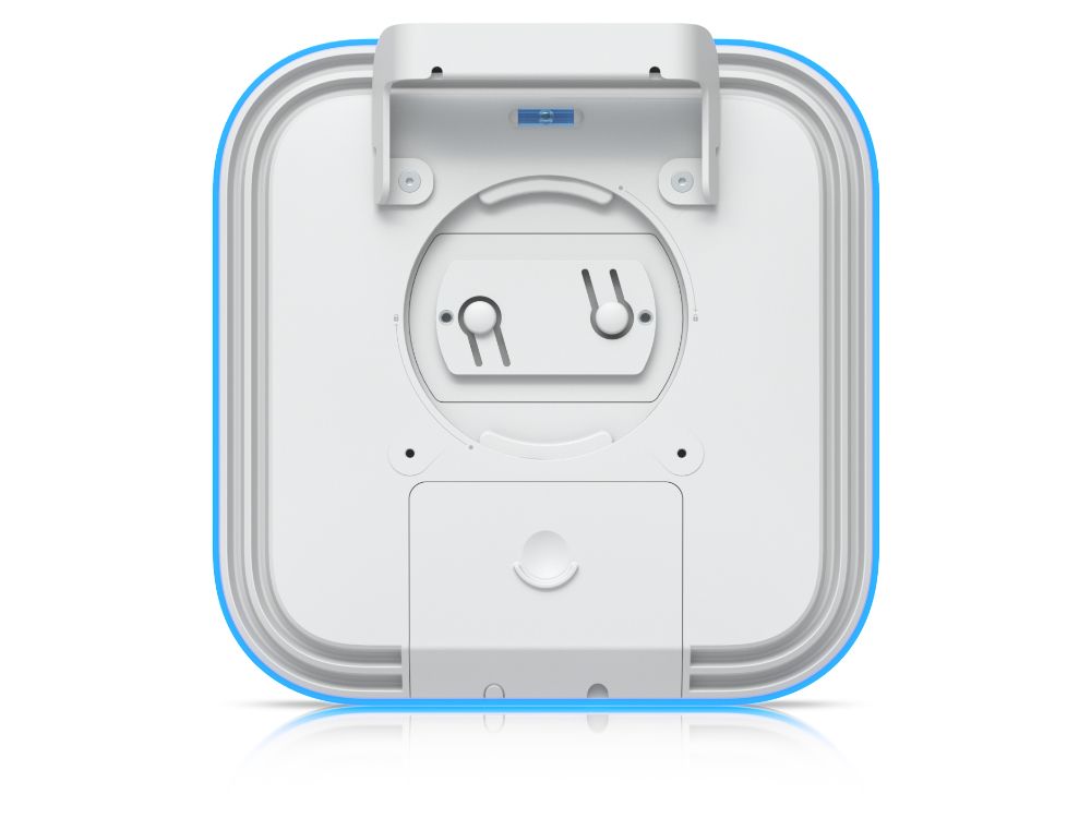 Ubiquiti E7 Campus achterkant met montagemateriaal