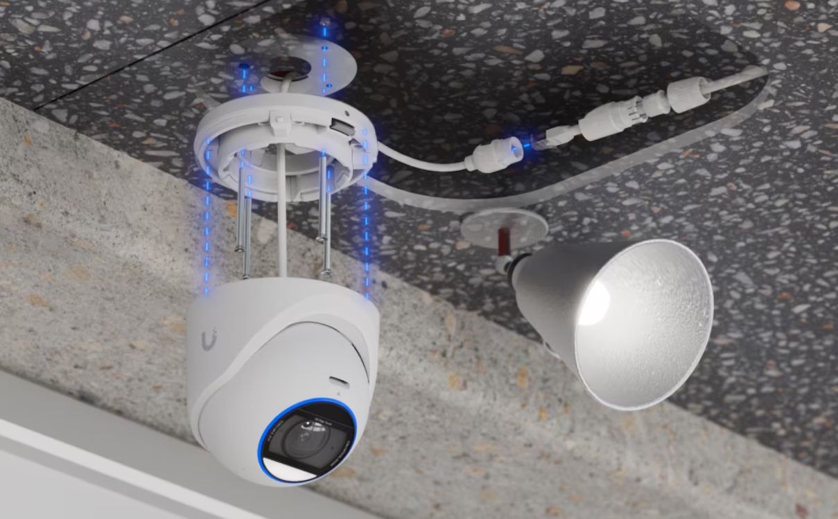 Voorbeeld installatie van de Ubiquiti UniFi G6 Edge Turret (UVC-G6-Edge-Turret) outdoor 4K AI camera voor camerabewaking buiten