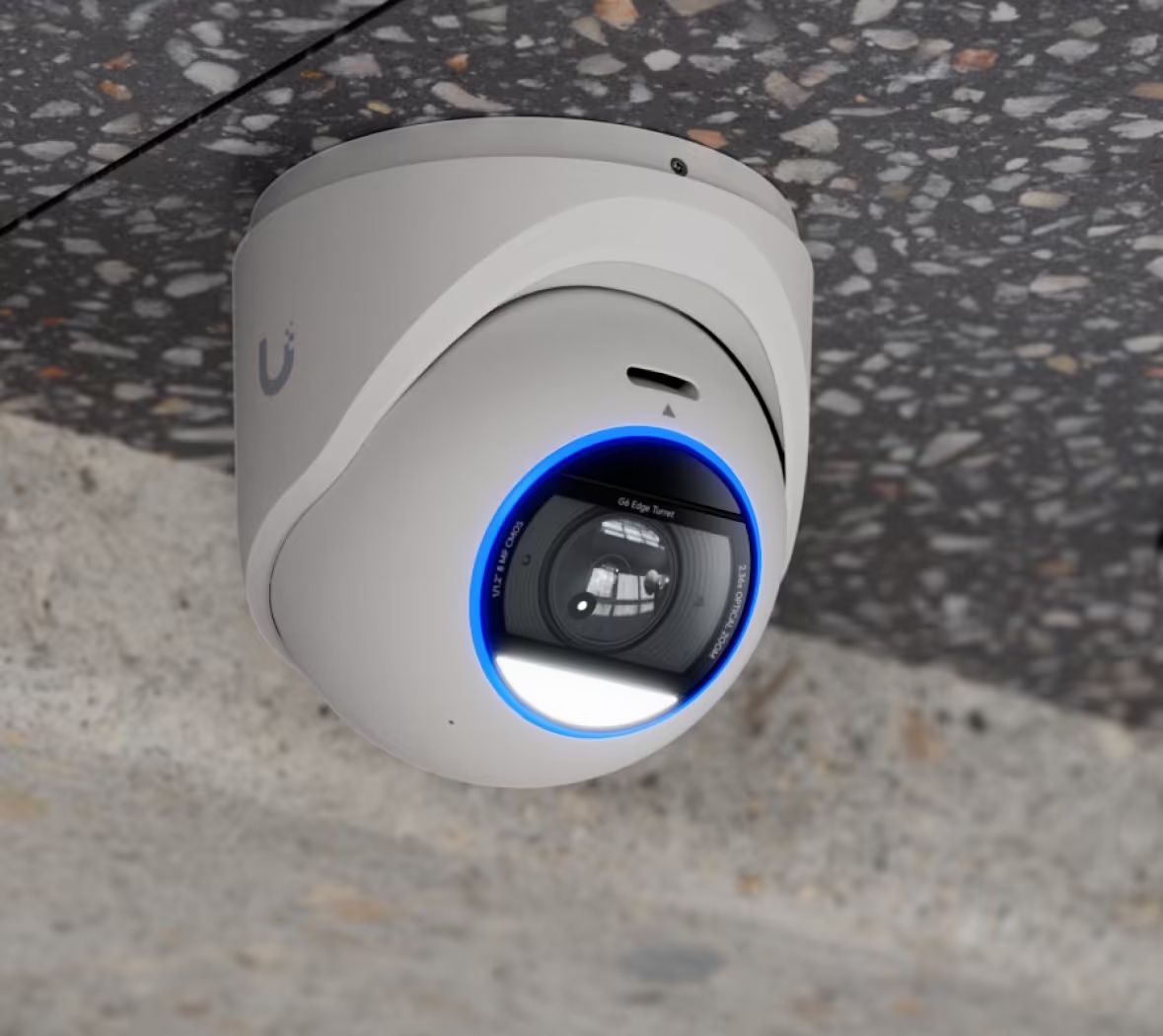 Een geïnstalleerde Ubiquiti UniFi G6 Edge Turret (UVC-G6-Edge-Turret) outdoor 4K AI camera voor camerabewaking buiten