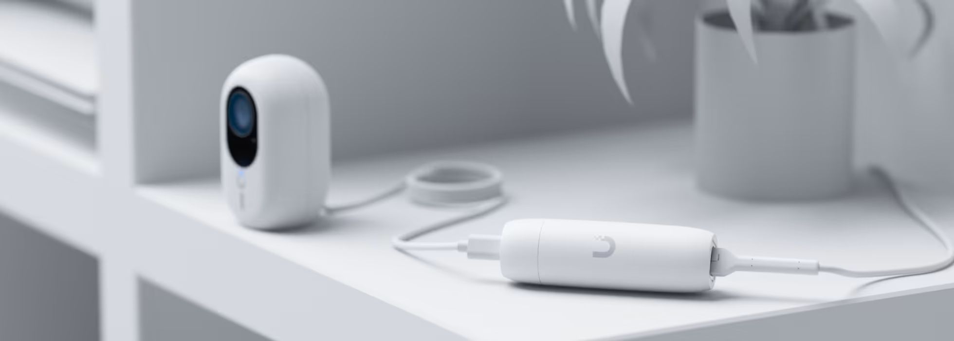 Een UniFi Instant camera aangesloten met de Ubiquiti Instant Camera PoE naar USB-C Kabel (UACC-G4-INS-Cable-USB-4.5M)