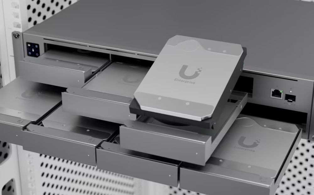 De Ubiquiti Enterprise 3.5" 16TB HDD Enterprise grade SATA hard drive (UACC-HDD-E-16TB) wordt in een NAS of NVR geplaatst