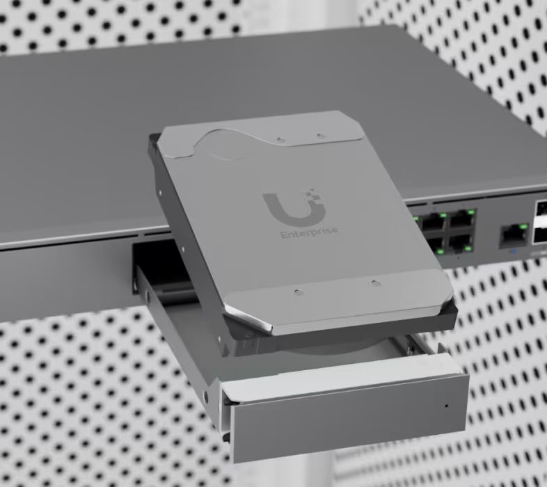 De Ubiquiti Enterprise 3.5" 24TB HDD Enterprise grade SATA hard drive (UACC-HDD-E-24TB) wordt in een NVR geplaatst