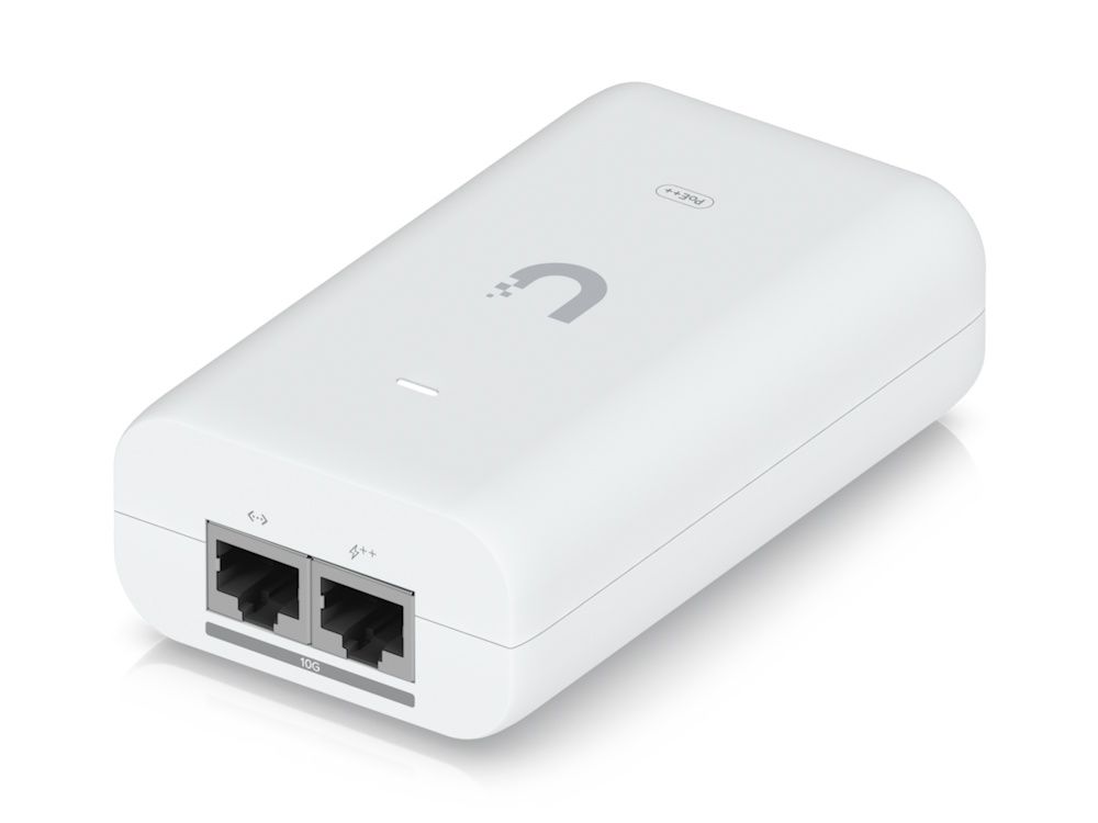 De Ubiquiti 10G 802.3bt PoE++ adapter 60W schuin van voren met de PoE poorten zichtbaar