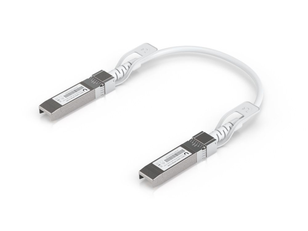 De Ubiquiti Uplink Cable UACC-Uplink-SFP28-0.15M van 15 cm liggend op een plat oppervlak