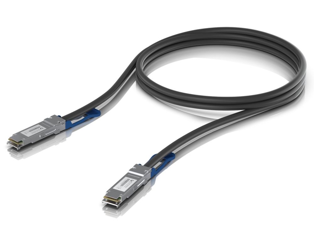Een van de tien Ubiquiti 100G Direct Attach Cable (UACC-DAC-QSFP28-1M-10) met beide QSFP28 connectoren zichtbaar
