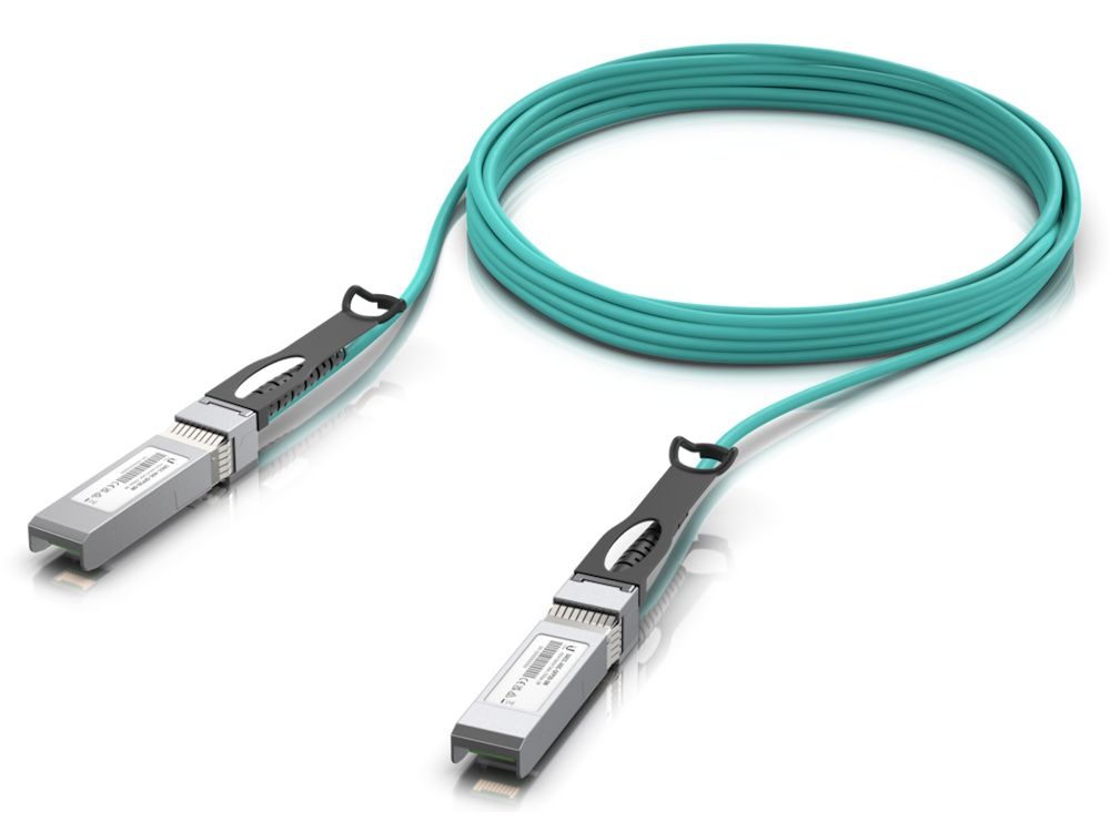 De Ubiquiti UniFi 25G Long-Range Direct Attach Cable (UACC-AOC-SFP28-5M) Opgerold met de twee SFP28 connectoren zichtbaar