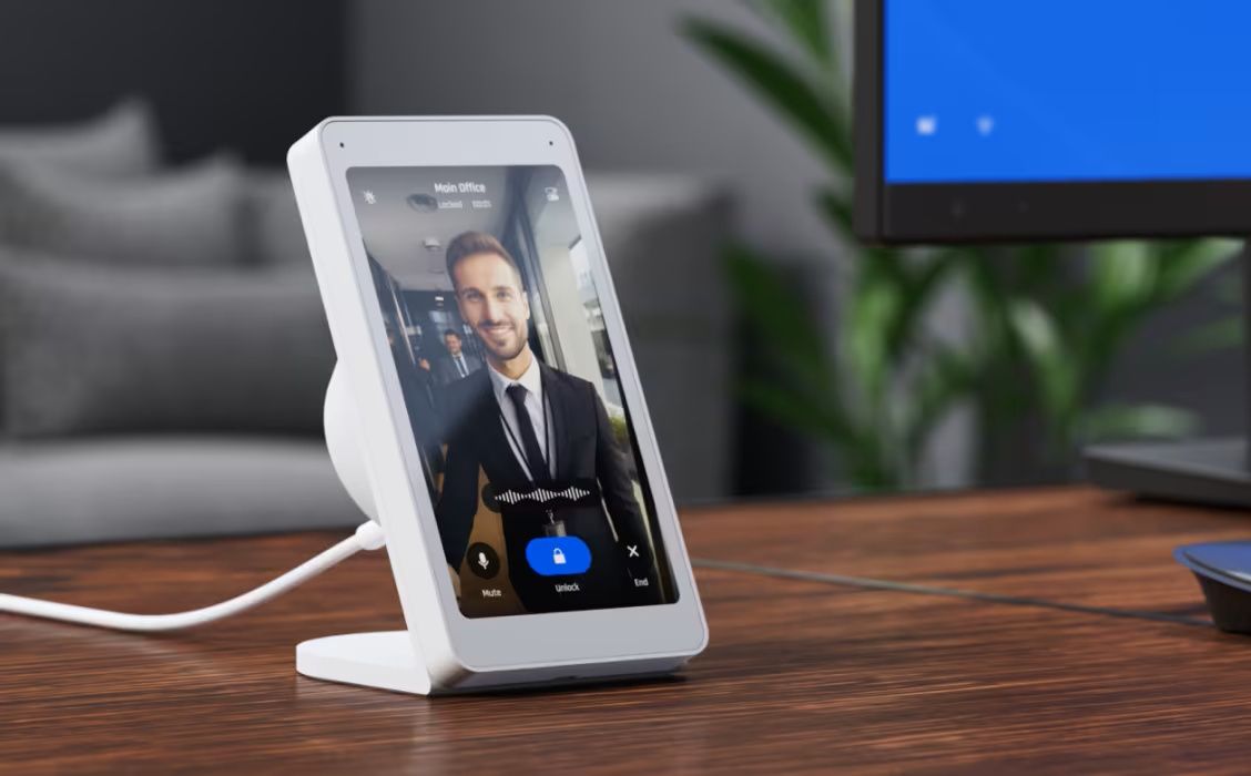 Een Ubiquiti UniFi Access Intercom Viewer in gebruik op een bureau met behulp van de Ubiquiti UniFi Access Intercom Viewer Table Stand