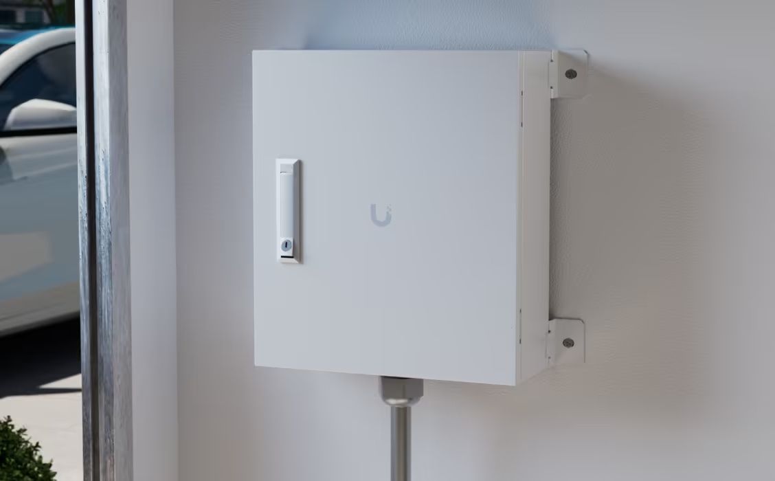 De Ubiquiti Access Junction Utility binnen in een woning in de gang aan de muur geplaatst