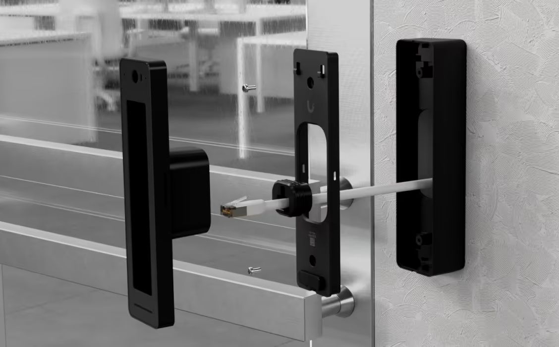 Installatie voorbeeld van de Ubiquiti UniFi Access Reader Pro Angle Mount zwart met Ubiquiti UniFi Access Reader Pro
