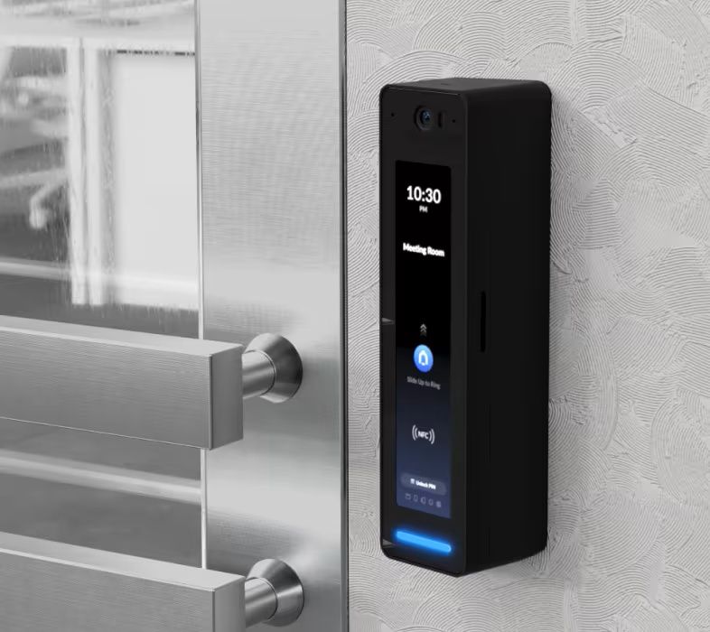 Een Ubiquiti UniFi Access Reader Pro aan de muur bevestigd met een Ubiquiti UniFi Access Reader Pro Angle Mount zwart