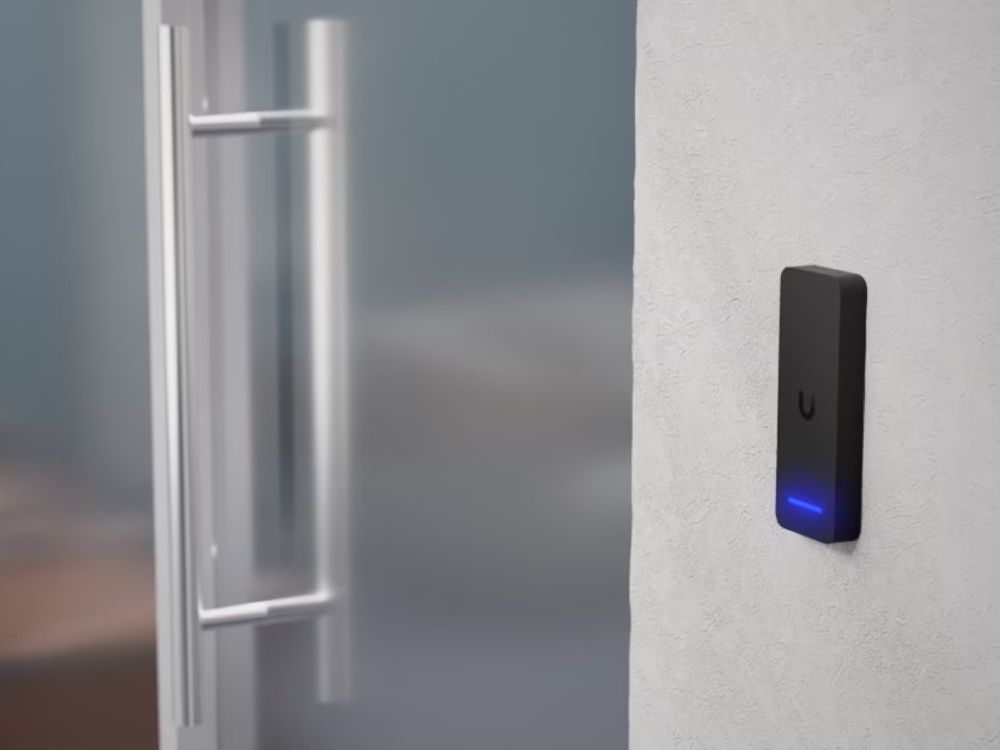 De Ubiquiti UniFi Access Retrofit Reader voor toegangscontrole aan de muur gemonteerd