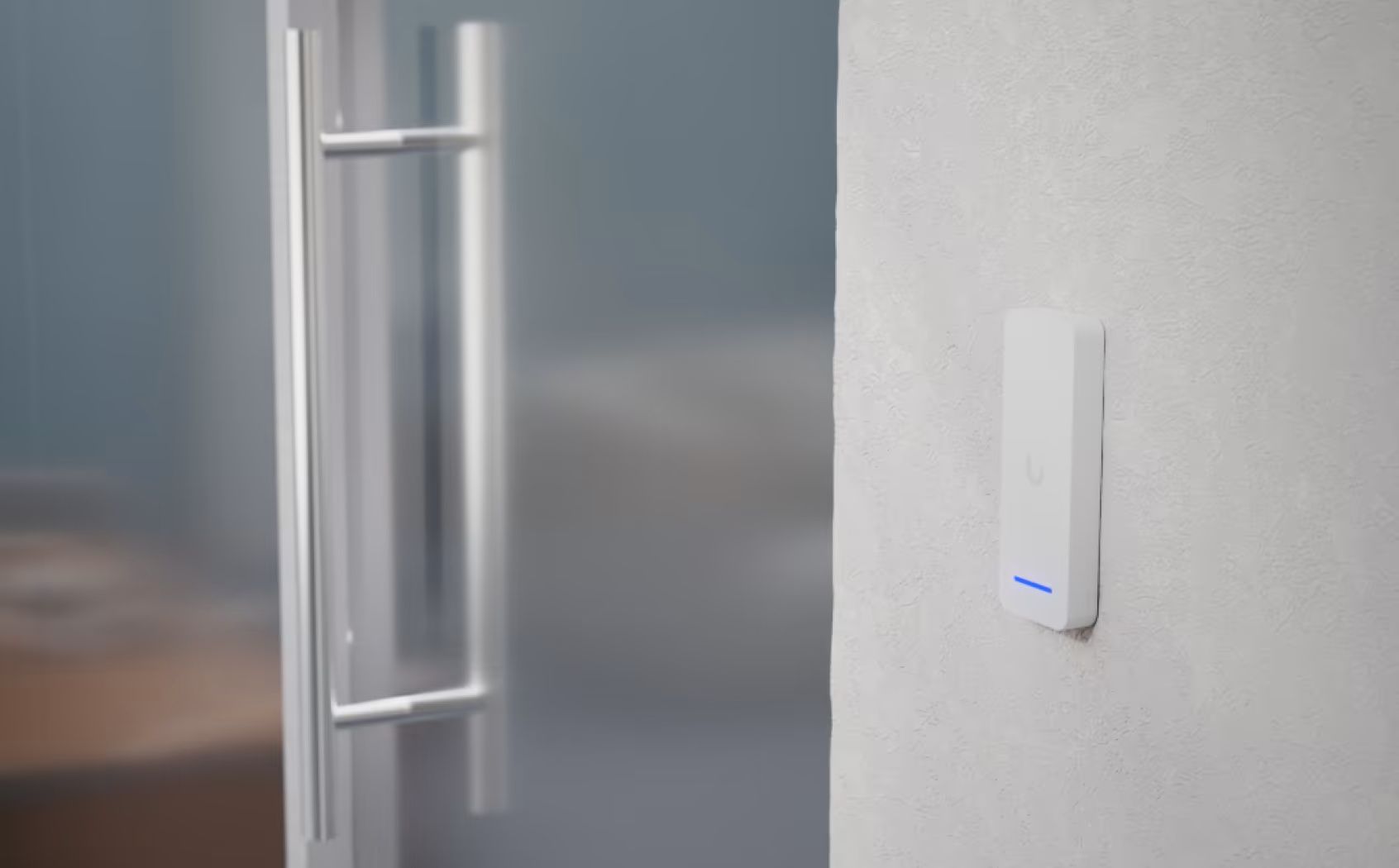 De Ubiquiti UniFi Access Retrofit Reader voor toegangscontrole aan de muur gemonteerd