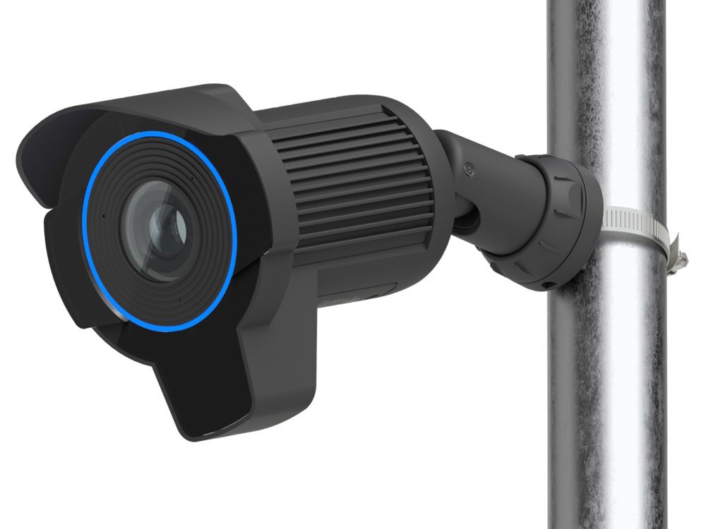 De Ubiquiti UniFi Protect AI LPR (UVC-AI-LPR-B) camera voor kentekenplaatherkenning gemonteerd aan een paal