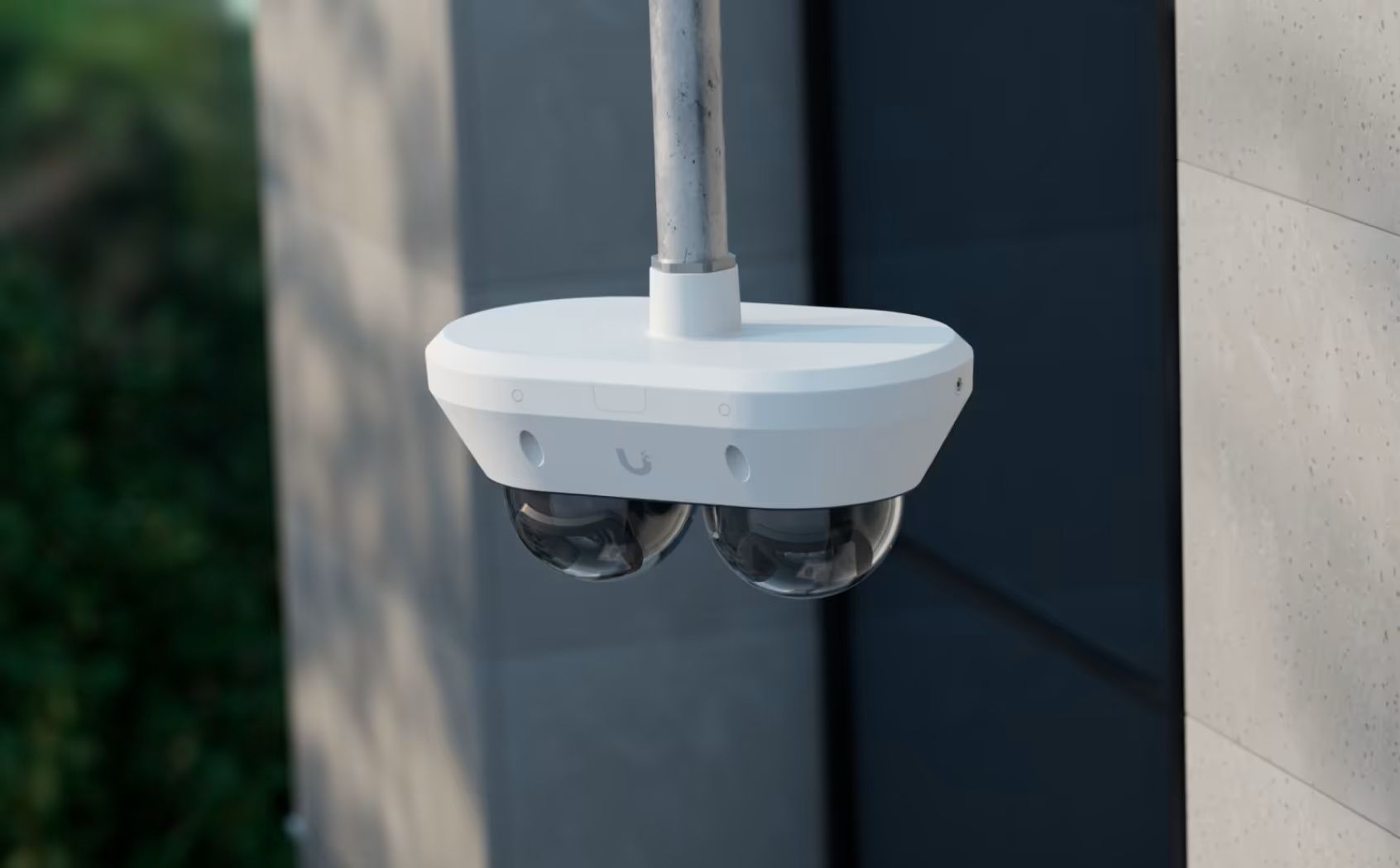 De Ubiquiti UniFi AI Multi Sensor 2 Camera Pendant Mount in gebruik bij een camera installatie buiten