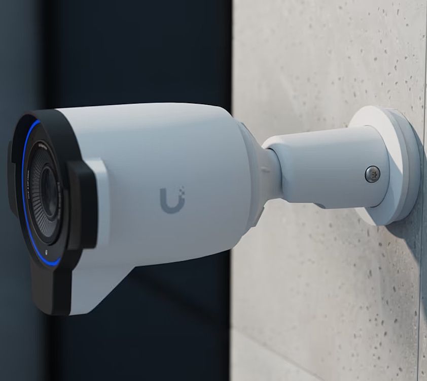 De Ubiquiti UniFi G6 Edge Bullet (UVC-G6-Edge-Bullet) outdoor 4K AI camera voor camerabewaking buiten  aan een muur gemonteerd