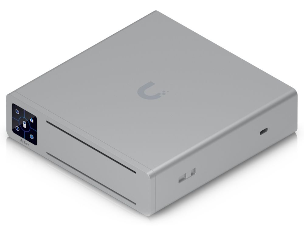 Schuin bovenaanzicht van de Ubiquiti UniFi Protect AI Key waarbij je de bovenkant en zijkant en voorkant ziet
