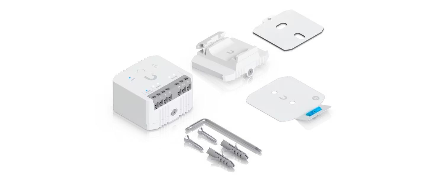 Verpakkingsinhoud van de compacte Ubiquiti UniFi Protect SuperLink Relay (USL-Relay) met montageplaat en schroeven en pluggen