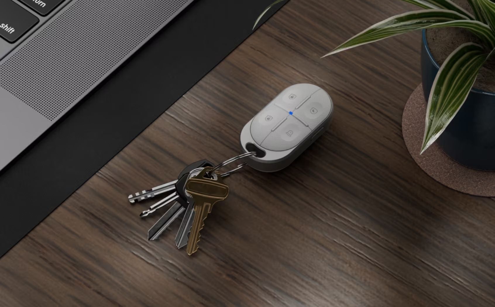 De Ubiquiti UniFi SuperLink Remote Control KeyFob (USL-FOB) aan een sleutelbos op een houten bureau