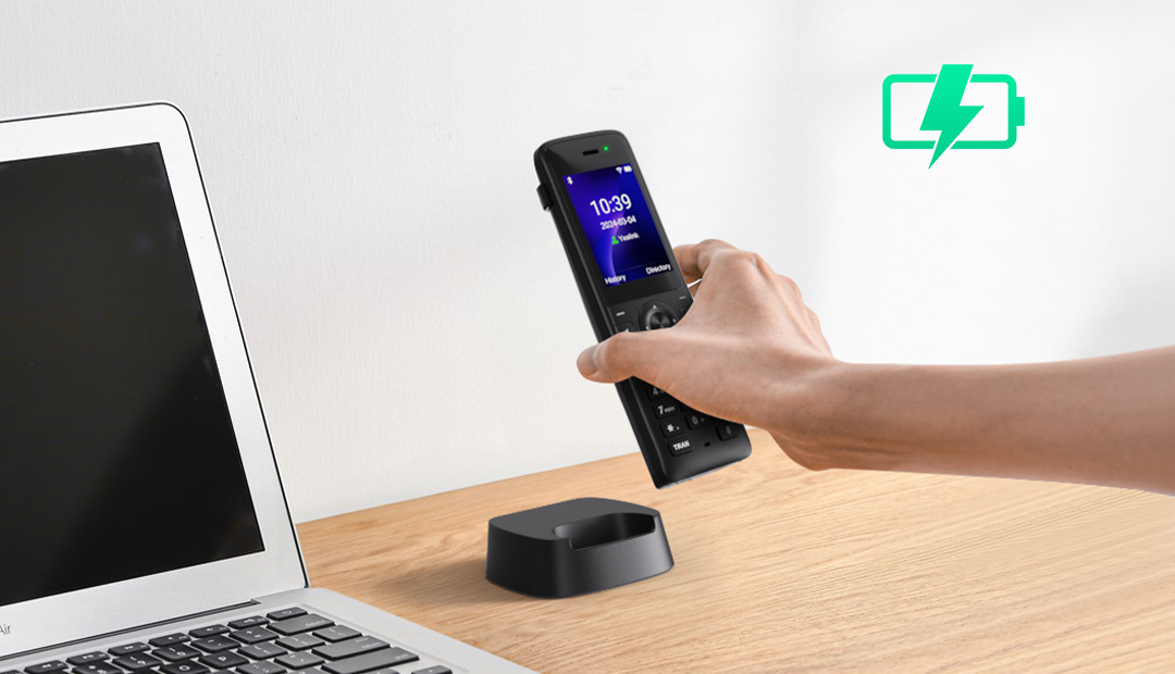 Laad de Yealink AX83H WiFi telefoon op in het laadstation