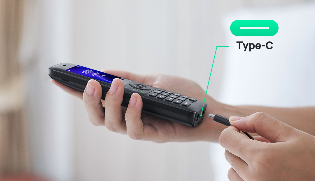 Je kunt de draadloze Yealink AX83H WiFi telefoon opladen via USB-C