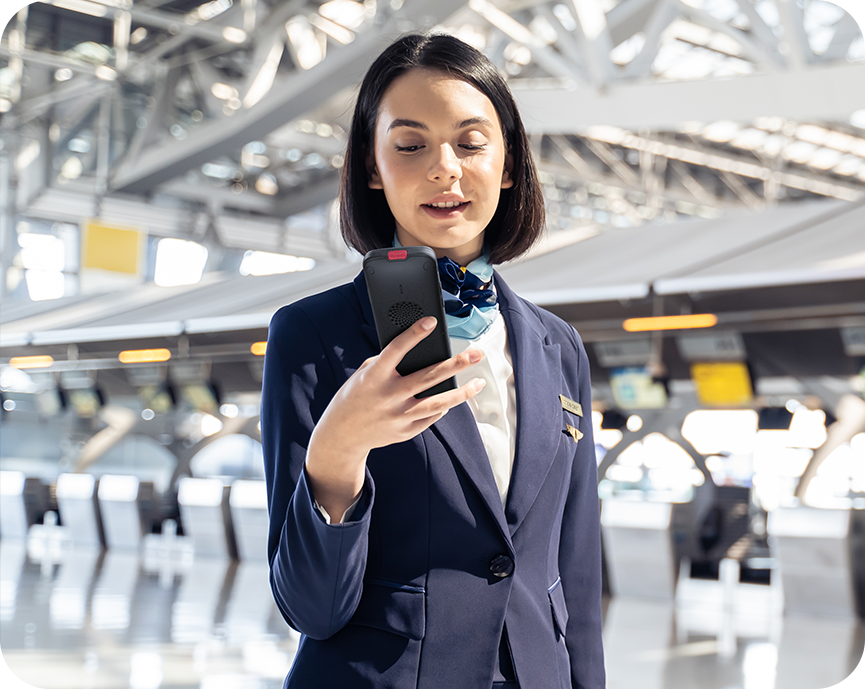 De Yealink AX86R robuuste WiFi telefoon in gebruik door een stewardess op een luchthaven
