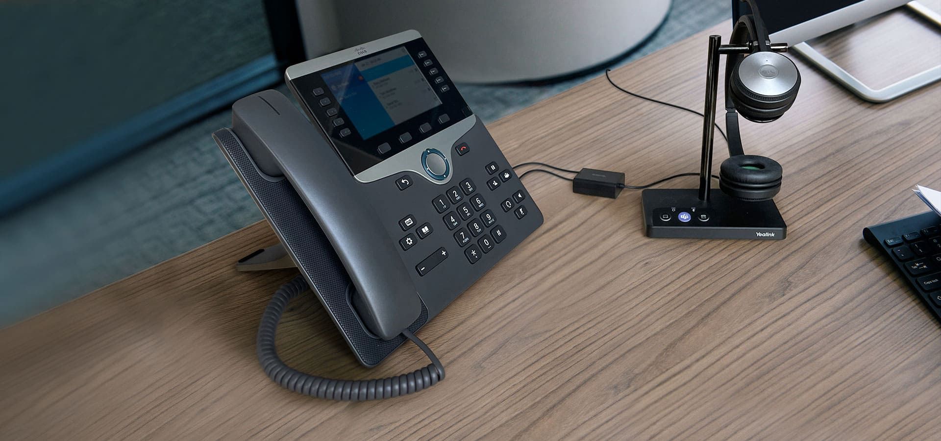 De Yealink EHS60 adapter wordt gebruikt om een Yealink WH63 headset te koppelen met een bureautelefoon