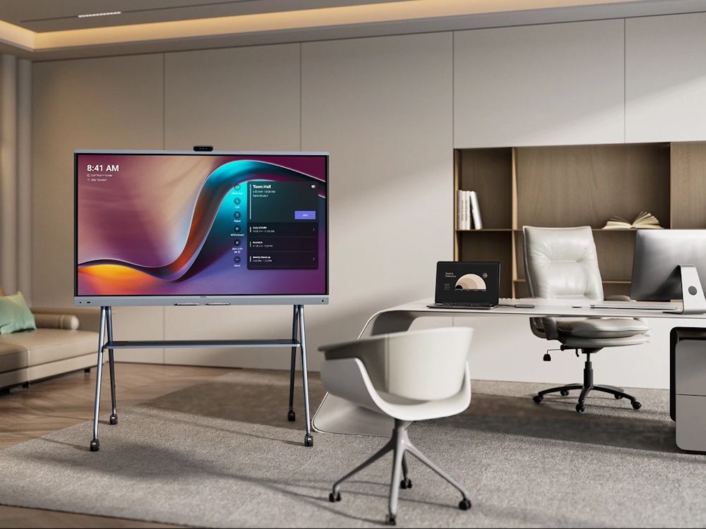 Sfeerfoto van de Yealink MeetingBoard 75 Pro all-in-one vergaderoplossing met touchscreen en 4K camera voor videovergaderingen en presentaties in een open ruimte zoals een directiekantoor