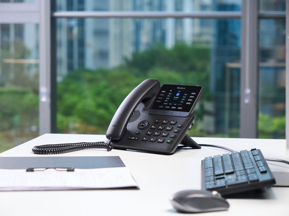 De Yealink SIP-T73W VoIP-telefoon met WiFi in gebruik op een bureau in een kantoor