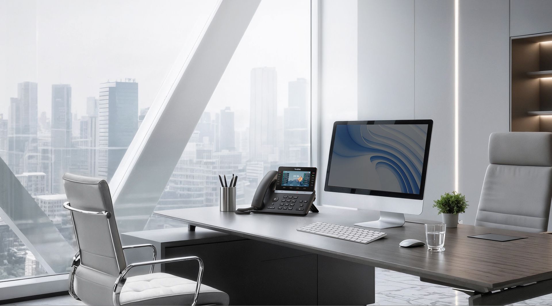 De Yealink SIP-T85W VoIP telefoon op een bureau in een licht kantoor met zich op een stad