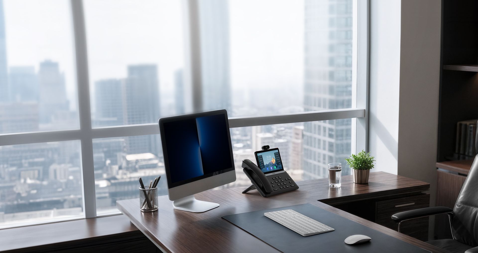De Yealink SIP-T88W Pro VoIP telefoon op een bureau in een kantoorruimte