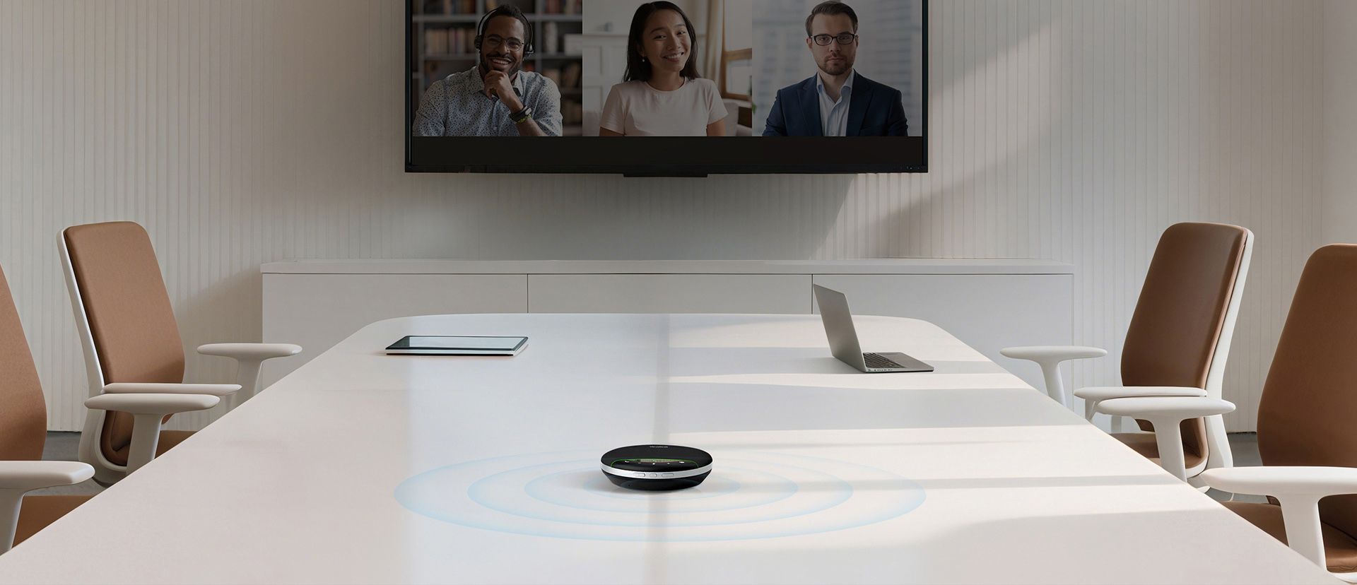De Yealink SP96 speakerphone in gebruik in een vergaderruimte