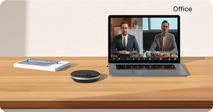De Yealink SP96 speakerphone in gebruik op een individuele werkplek met bureau op kantoor